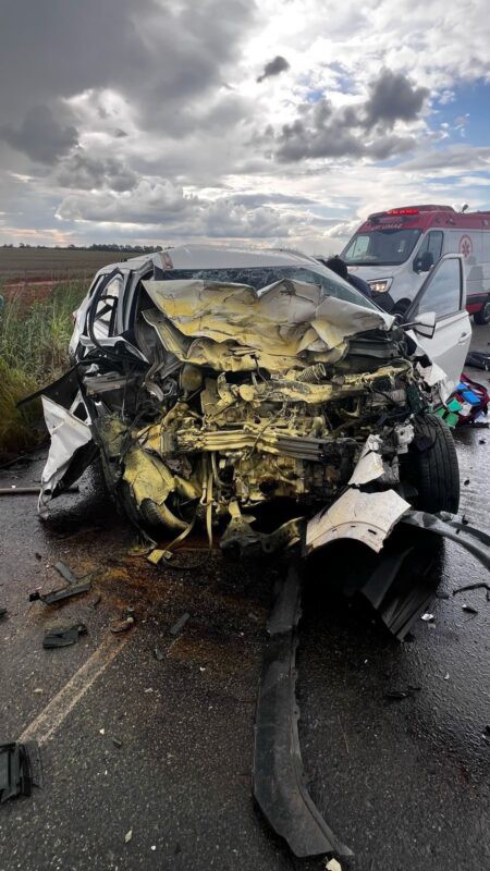 Vítimas de grave colisão entre dois carros são resgatadas por suporte aéreo na BR-365, em Buritizeiro