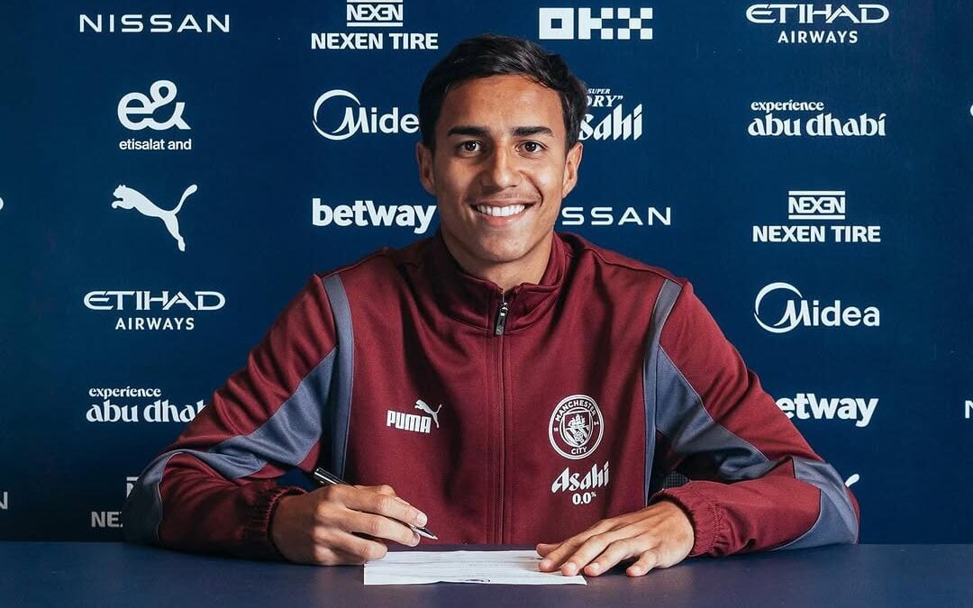 Vitor Reis oficializado como novo zagueiro do Manchester City (Foto: Reprodução)