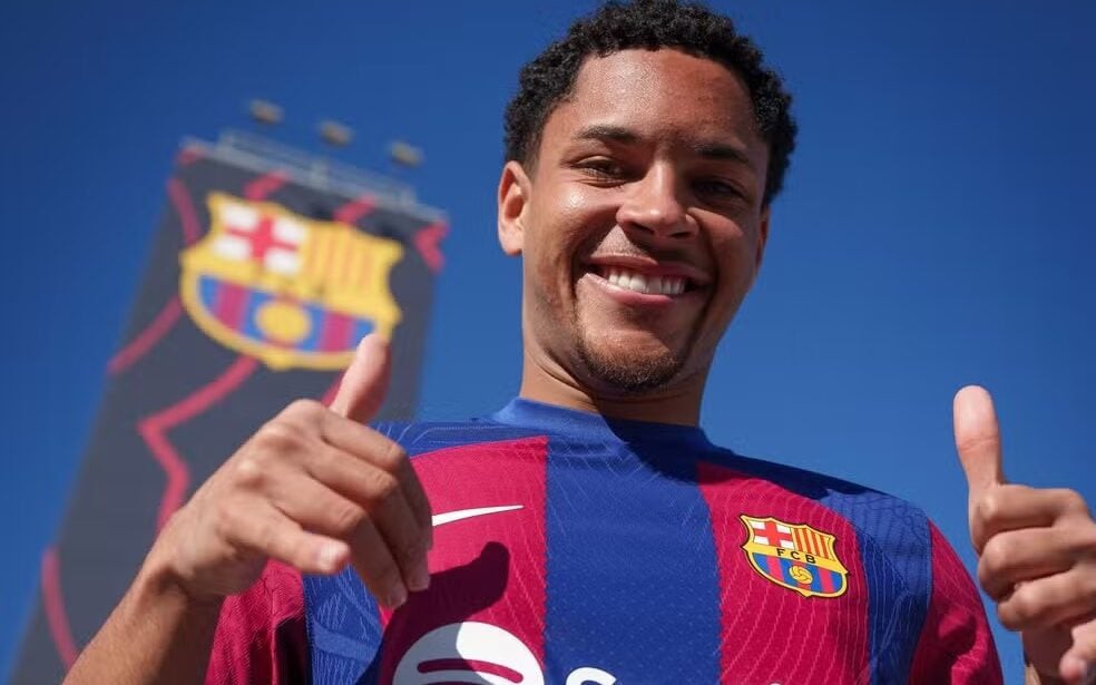 Vitor Roque na apresentação no Barcelona (Foto: Divulgação/Barcelona)