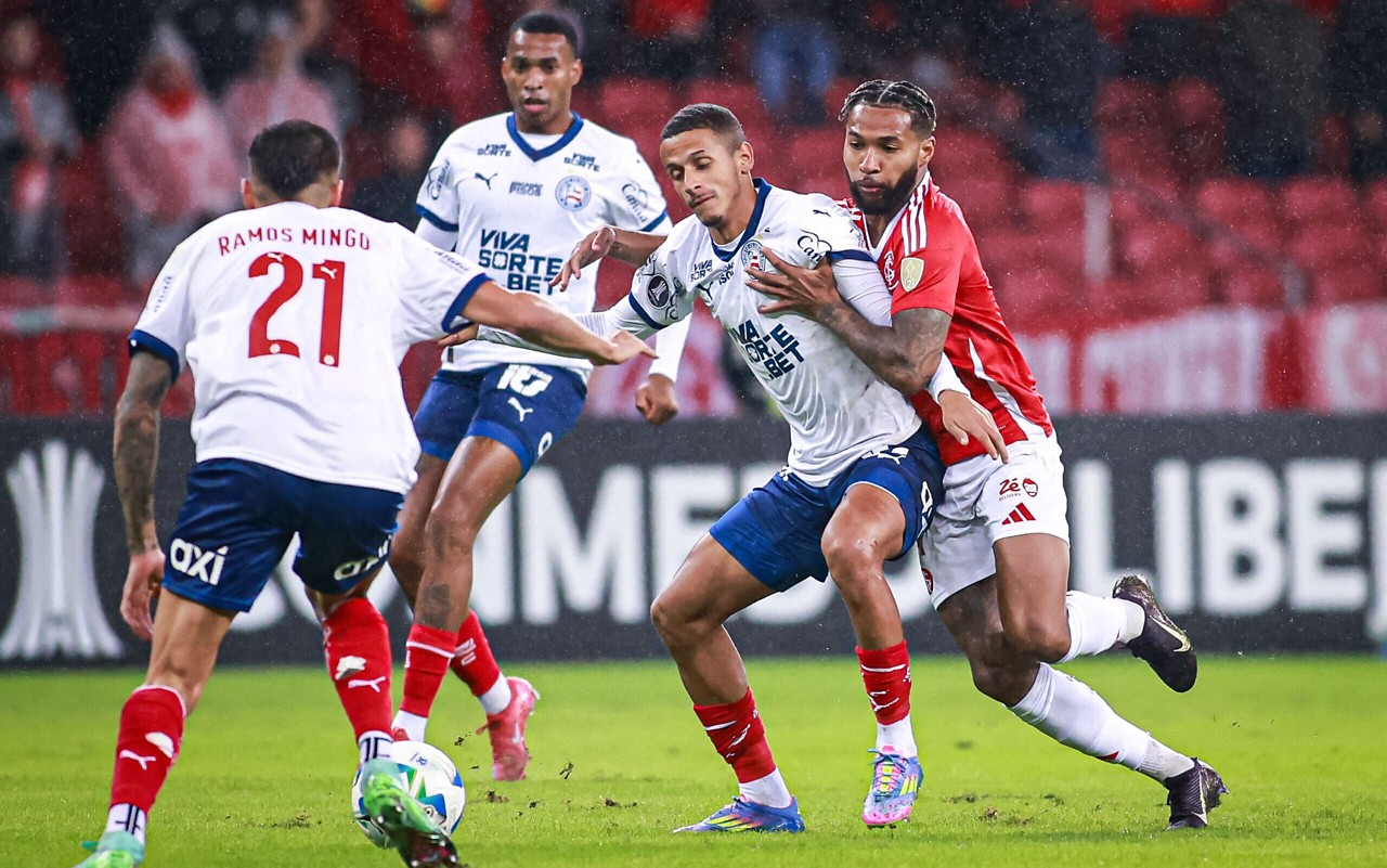 Wesley disputa a bola com Luciano Juba e Ramos Mingo (Foto: Maxi Franzoi/AGIF)