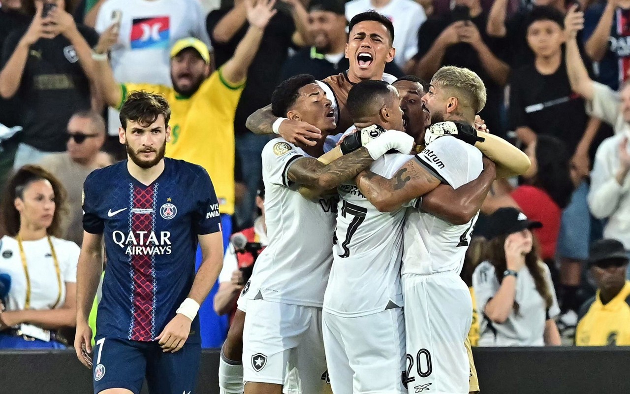 Jogadores do Botafogo comemoram vitória sobre o PSG