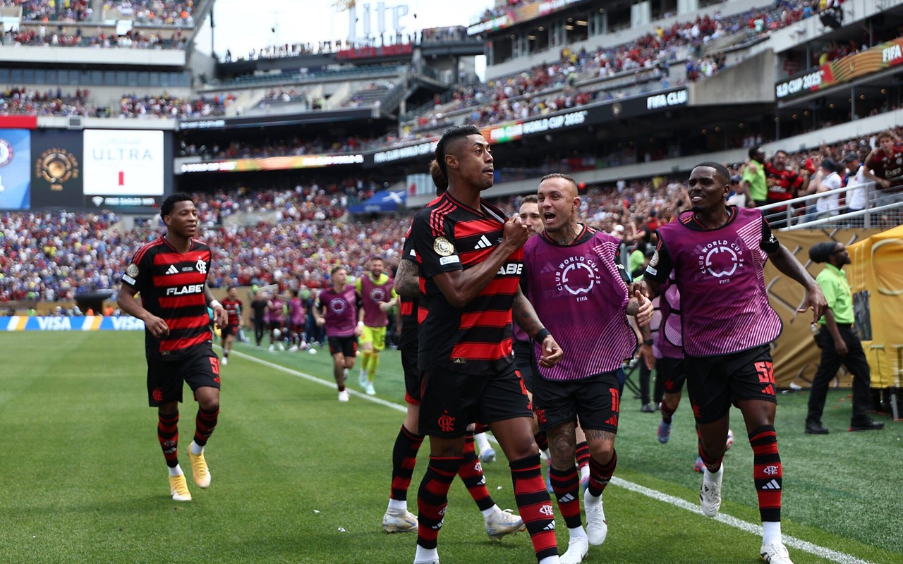 Bruno Henrique comemora gol diante do Chelsea (Foto: FRANCK FIFE / AFP)