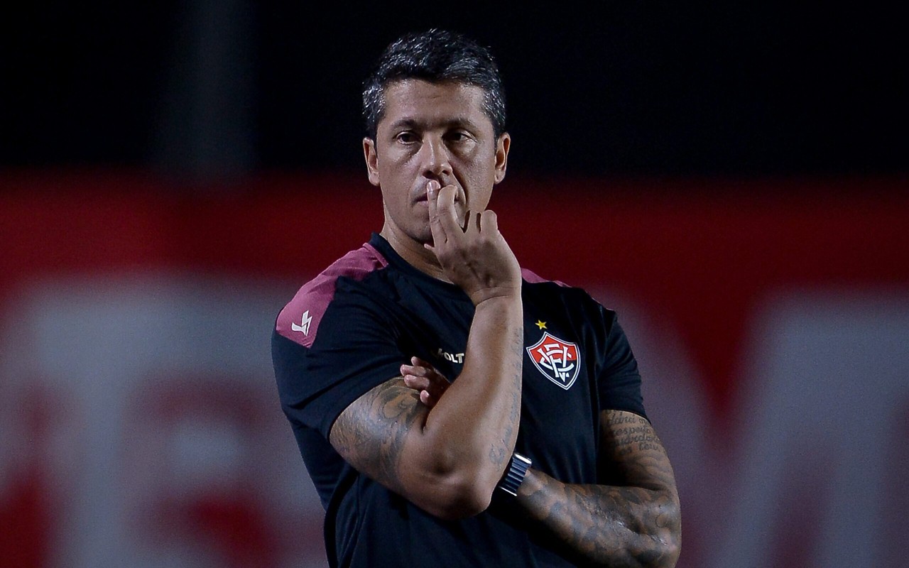 Thiago Carpini comanda o Vitória no Barradão (Foto: Jhony Pinho/AGIF)