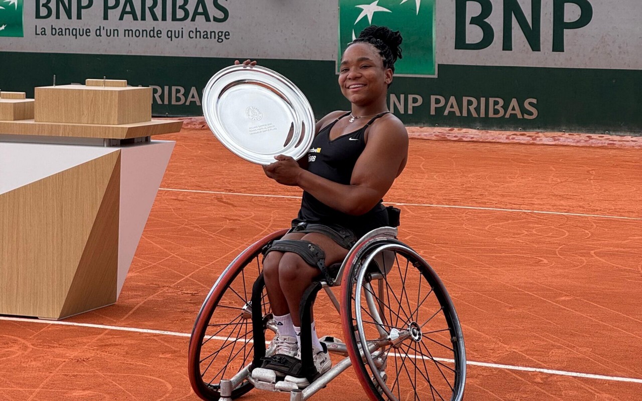 Vitoria Miranda e o troféu de Roland Garros (Divulgação)