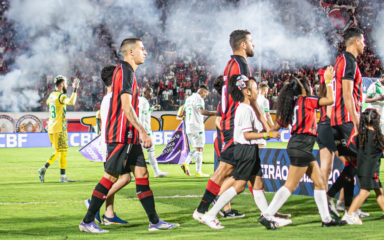 Jogadores do Vitória entram no Barradão para partida contra o Juventude (Foto: Victor Ferreira / EC Vitória)