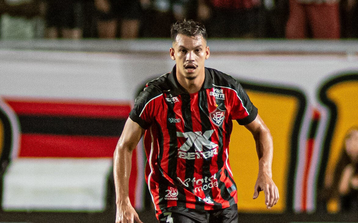 Zé Marcos em ação contra o Grêmio (Foto: Victor Ferreira / EC Vitória)