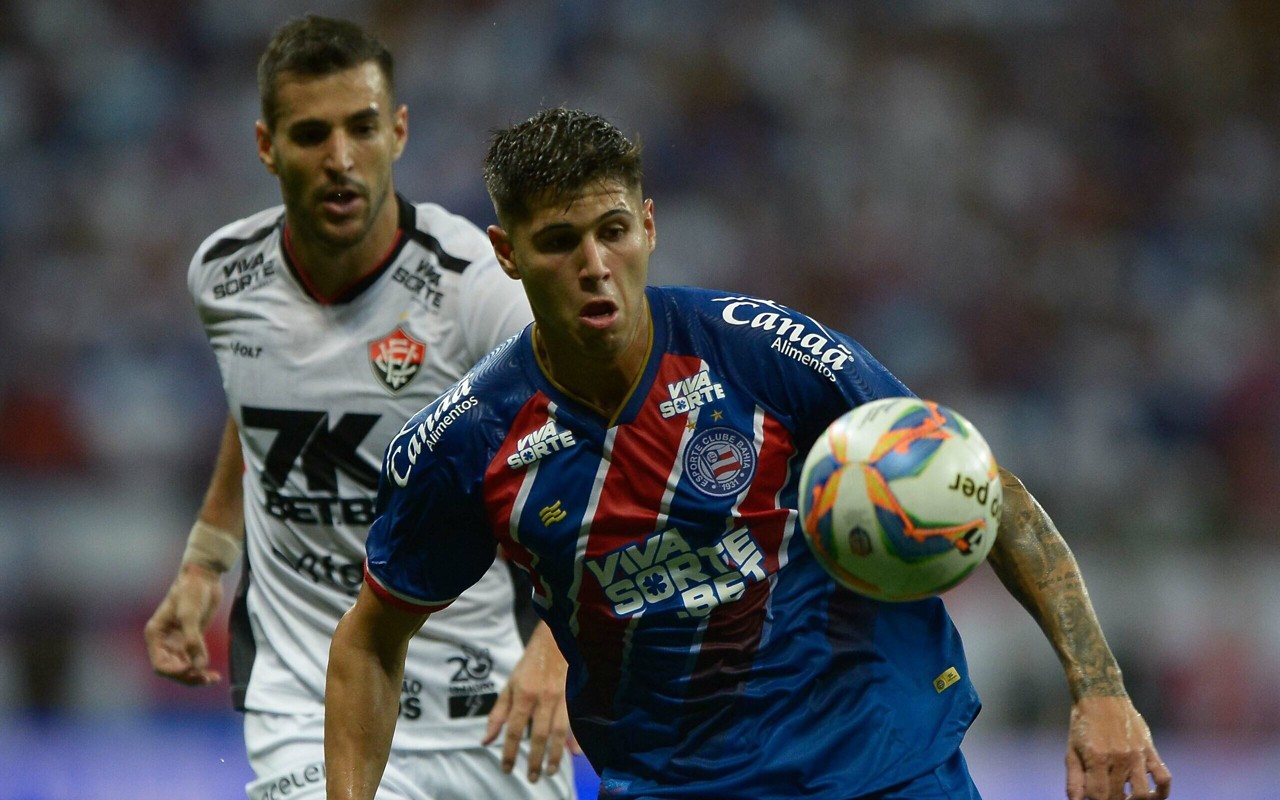 Jogadores de Bahia e Vitória disputam bola no Ba-Vi. (Foto: Jhony Pinho/AGIF)