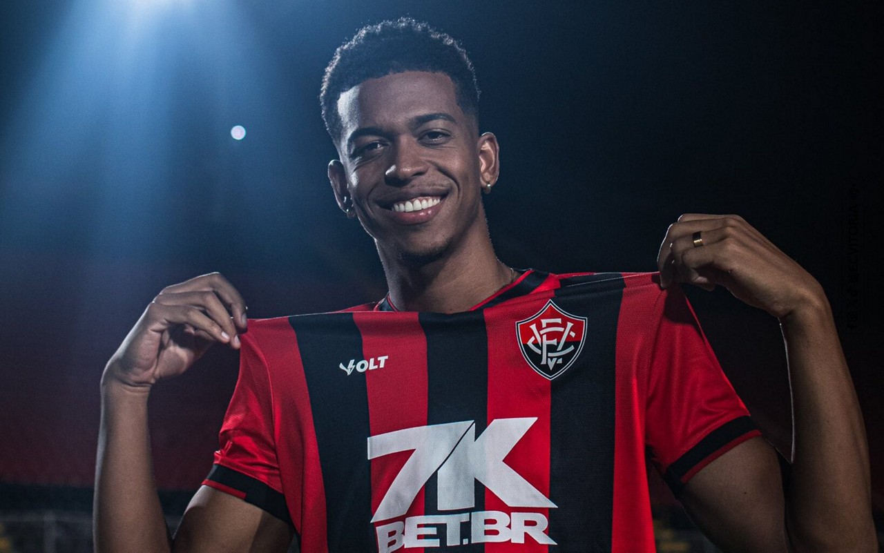 Carlinhos é anunciado pelo Vitória (foto: Victor Ferreira/ECVitória)