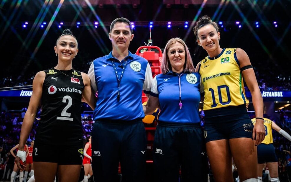 Gabi Guimarães com técnicos e capitã da Turquia (Foto: Divulgação / VNL)