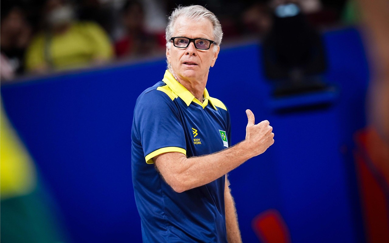 Bernardinho, o técnico da Seleção Brasileira, na quadra (Foto: FIVB)