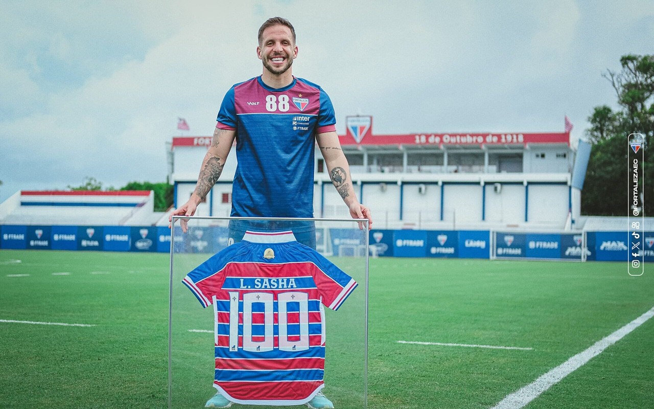 Lucas Sasha comemora 100 jogos pelo Fortaleza (Foto: Matheus Lotif/Fortaleza EC)