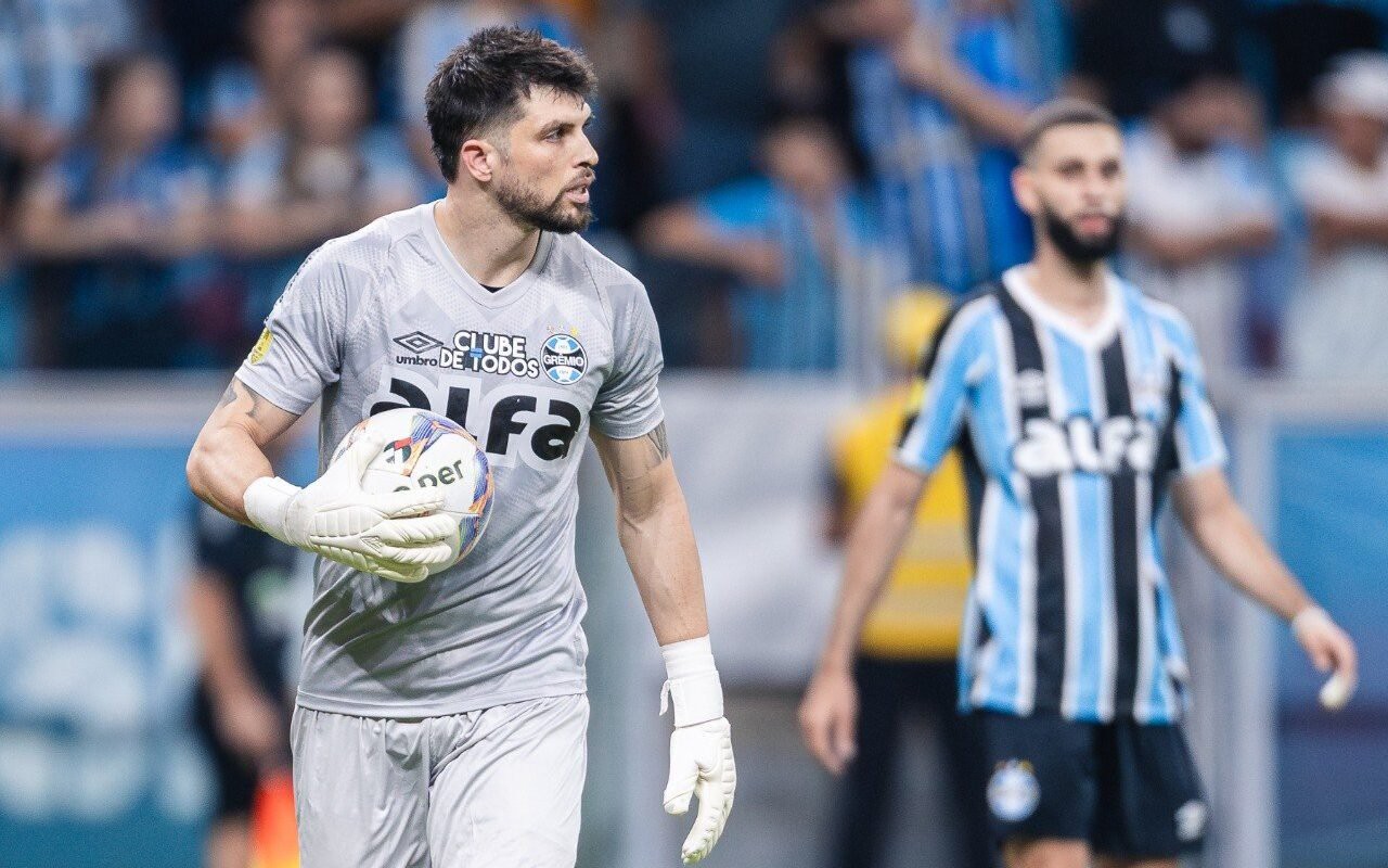 Tiago Volpi em ação pelo Grêmio (Foto: Willian Anacleto)