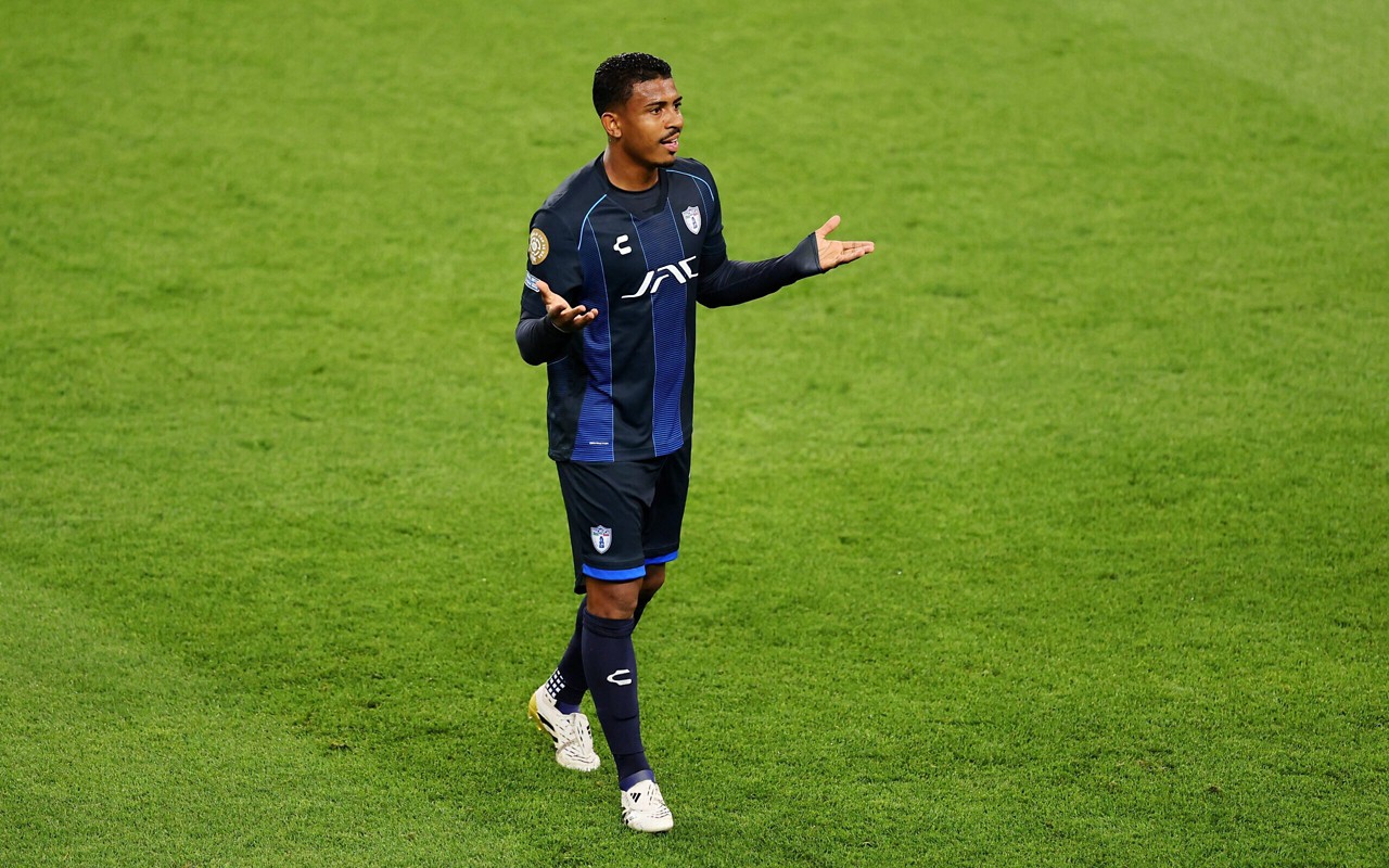 John Kennedy defende o Pachuca no Mundial (Foto: Michael Reaves / Getty Images North America / Getty Images via AFP)