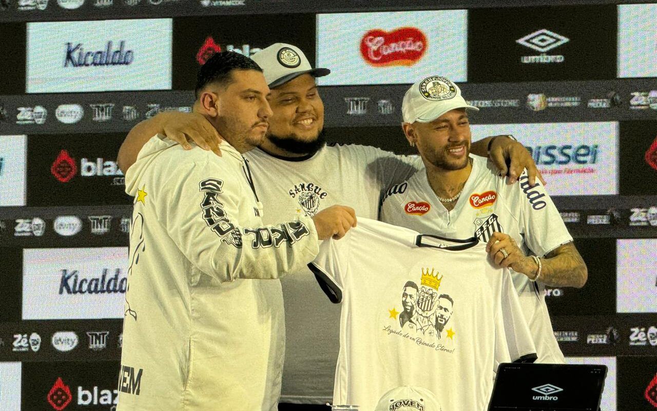 Neymar recebeu brindes de torcedores das organizadas e posou para fotos na Vila Belmiro