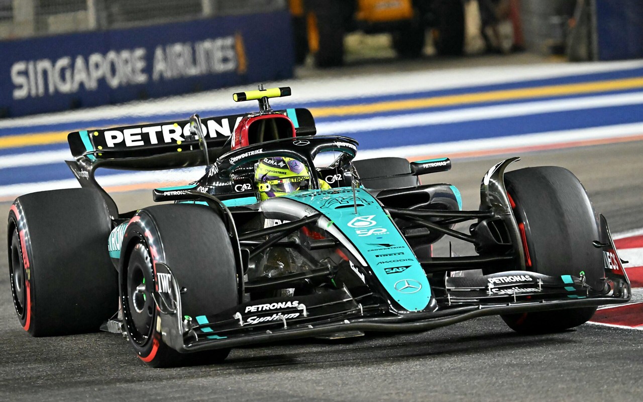 Lewis Hamilton em ação na Fórmula 1, onde quebrou recordes de volta mais rápida em vários circuitos. (Foto: Formula1.com)