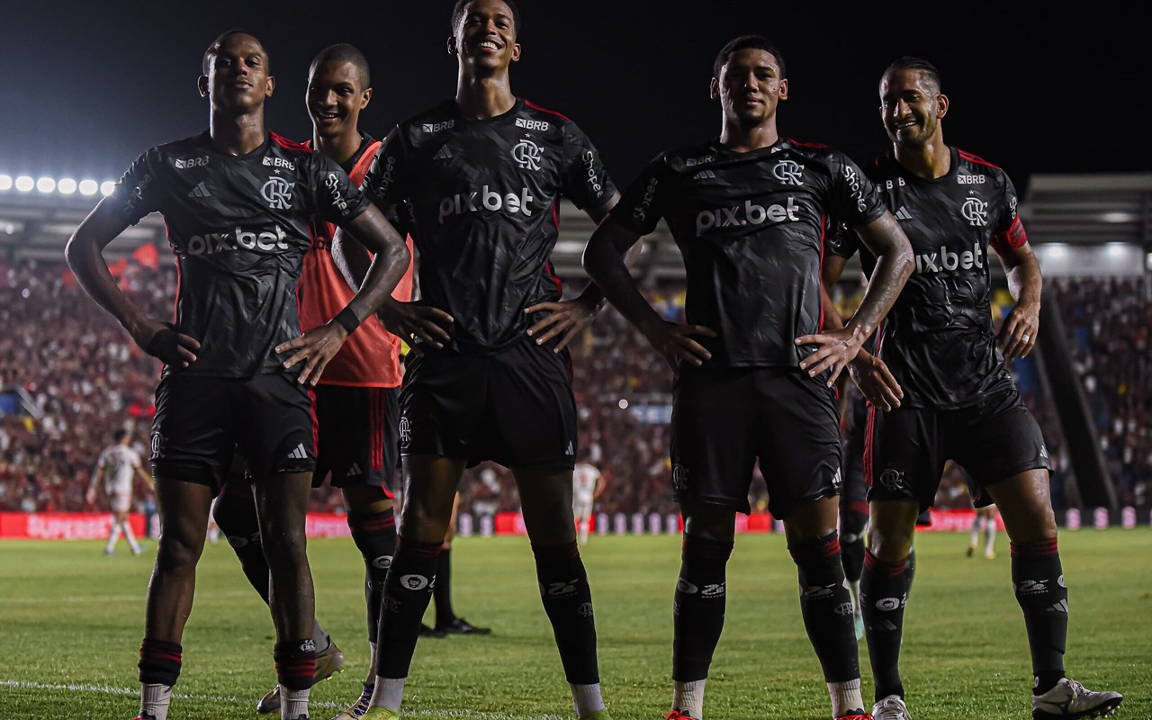 Jogadores do Flamengo comemorando gol de Carlinhos (Foto: Paula Reis/Flamengo)