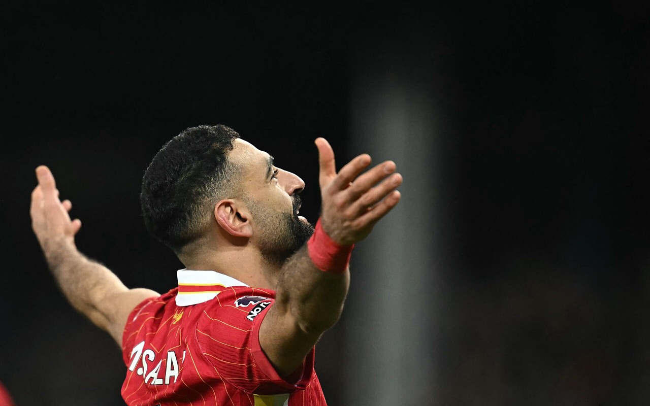 Mohamed Salah, do Liverpool, comemora gol no clássico contra o Everton (Foto: Paul Ellis/AFP)