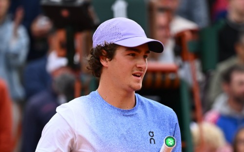 João Fonseca venceu na estreia em Roland Garros (Foto: Divulgação)