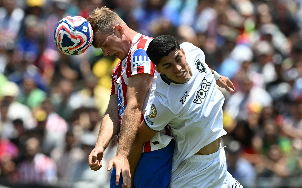 Atacante do Atlético de Madrid fez falta em Jair em possível lance de pênalti (Foto: YURI CORTEZ/AFP)