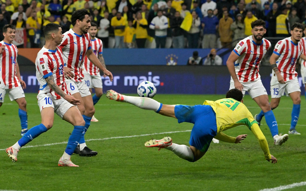 Junior Alonso (com a camisa 6) em ação pelo Paraguai contra o Brasil