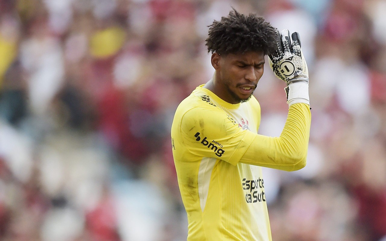 Hugo Souza lamenta falha contra o Flamengo (Foto: Alexandre Loureiro/AGIF)