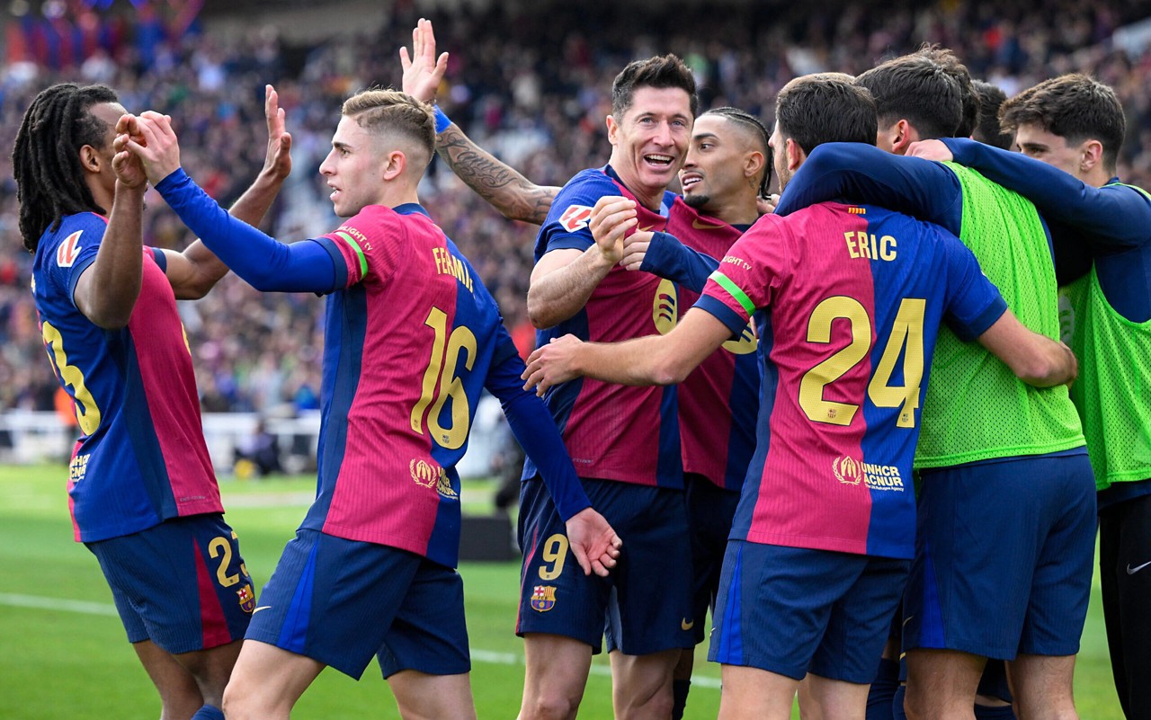 Jogadores do Barcelona comemorando (Foto: Josep LAGO / AFP)