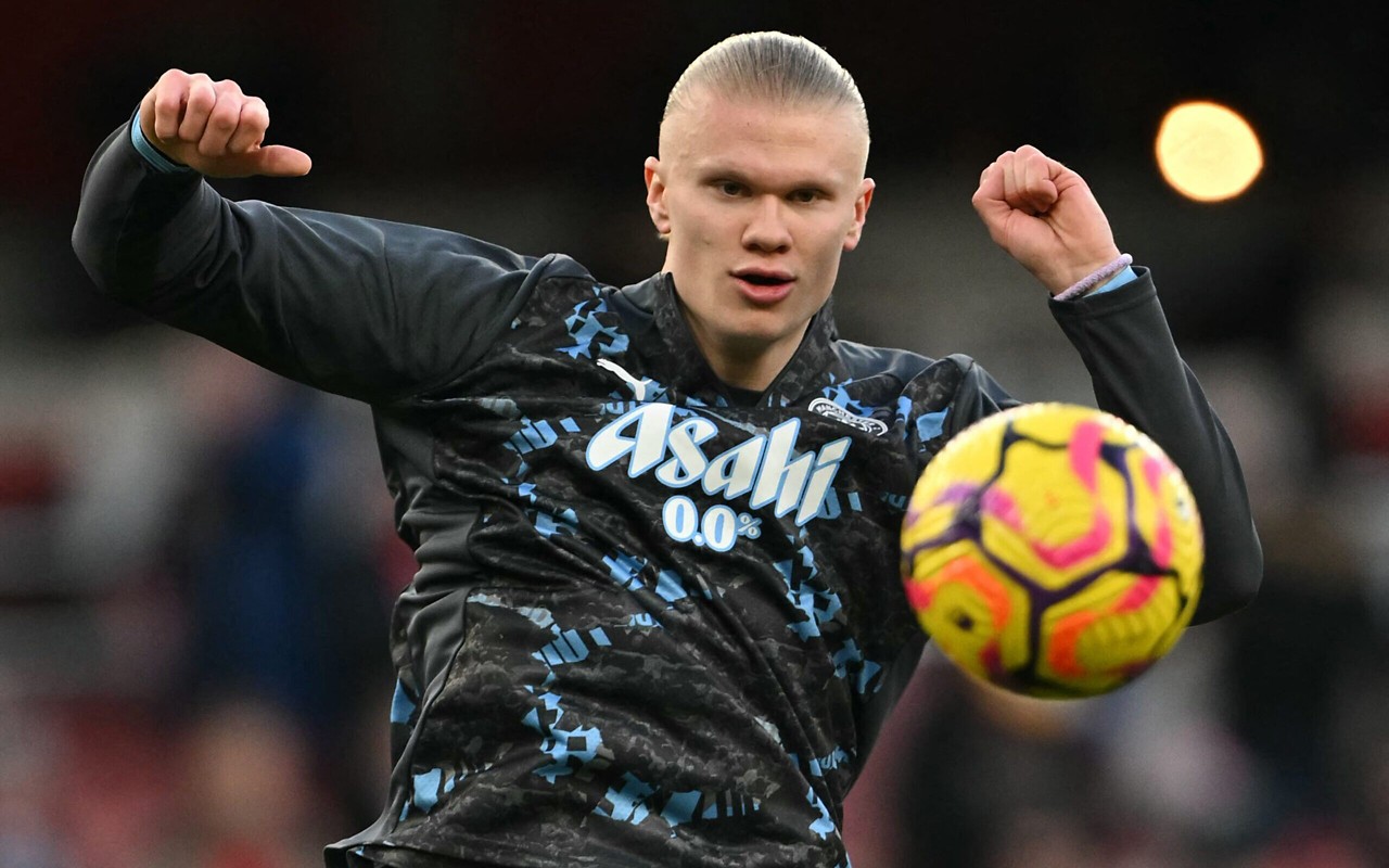 Haaland em aquecimento antes de Arsenal x Manchester City (Foto: Glyn KIRK / AFP)