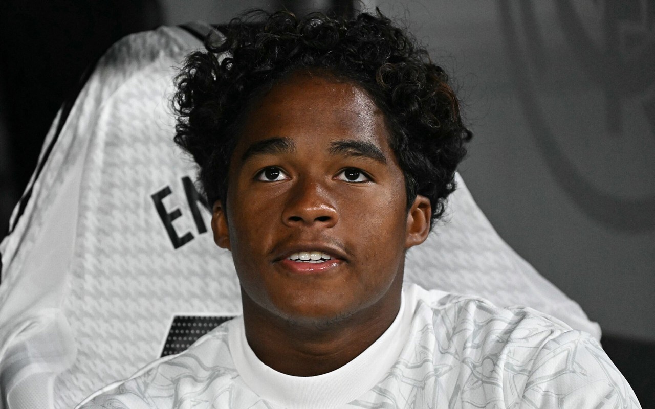 Endrick no banco do Real Madrid diante do Deportivo Alaves, pelo Campeonato Espanhol (Foto: JAVIER SORIANO / AFP)