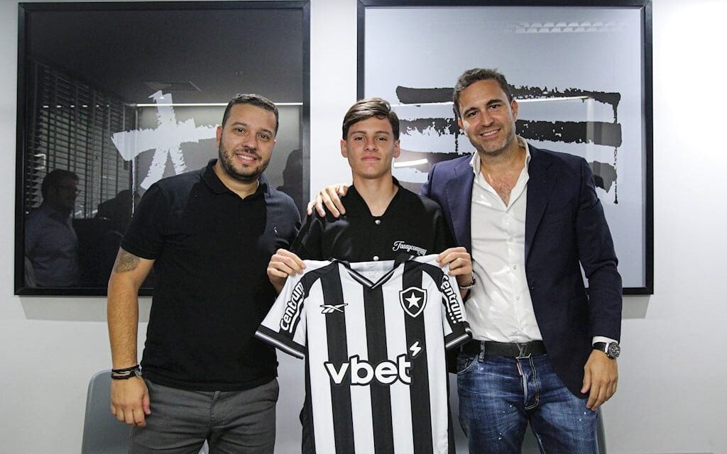 Álvaro Montoro com a camisa do Botafogo (Foto: Henrique Lima / BFR)