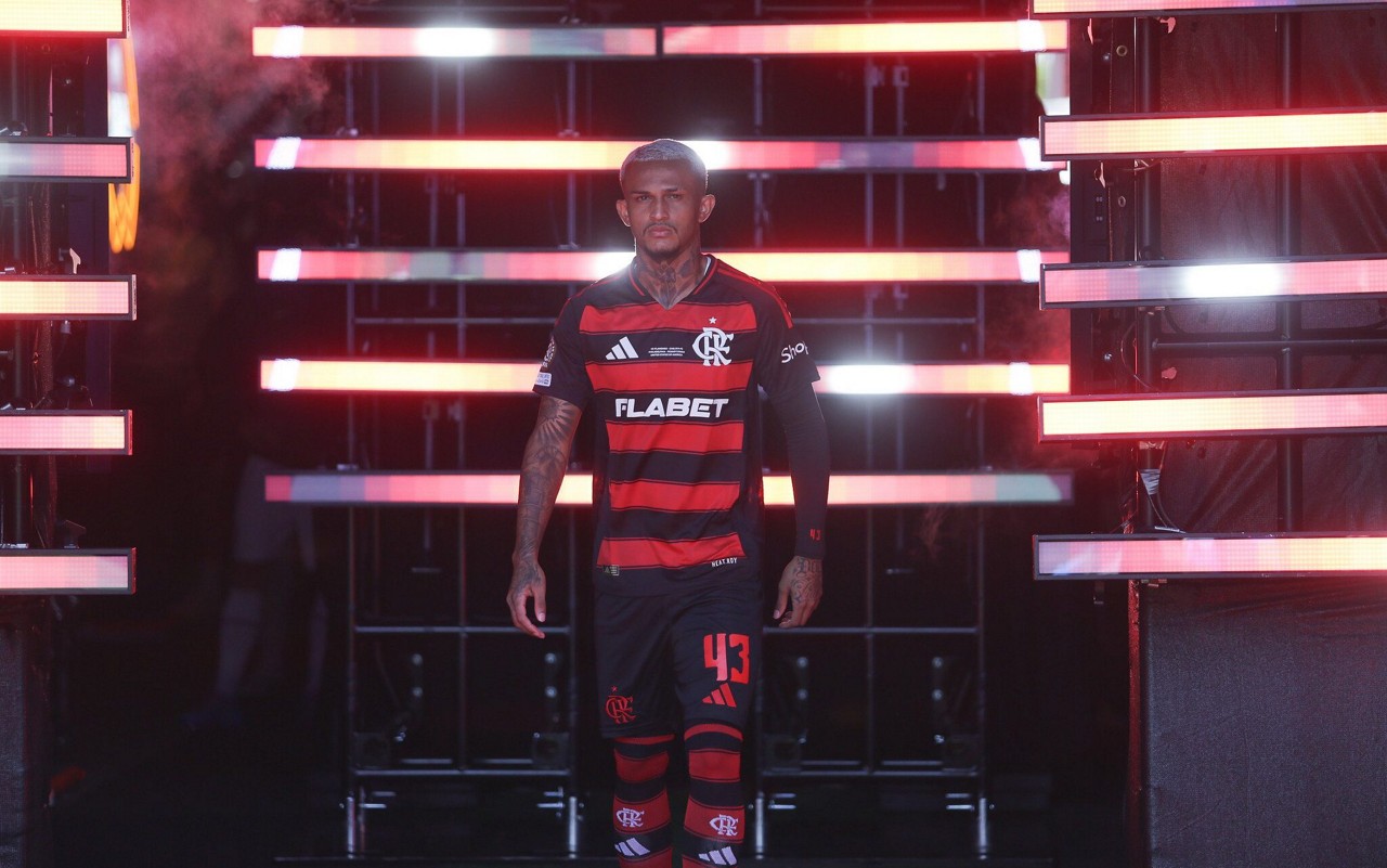 Wesley durante a entrada das equipes em campo (Foto: Gilvan de Souza/Flamengo)