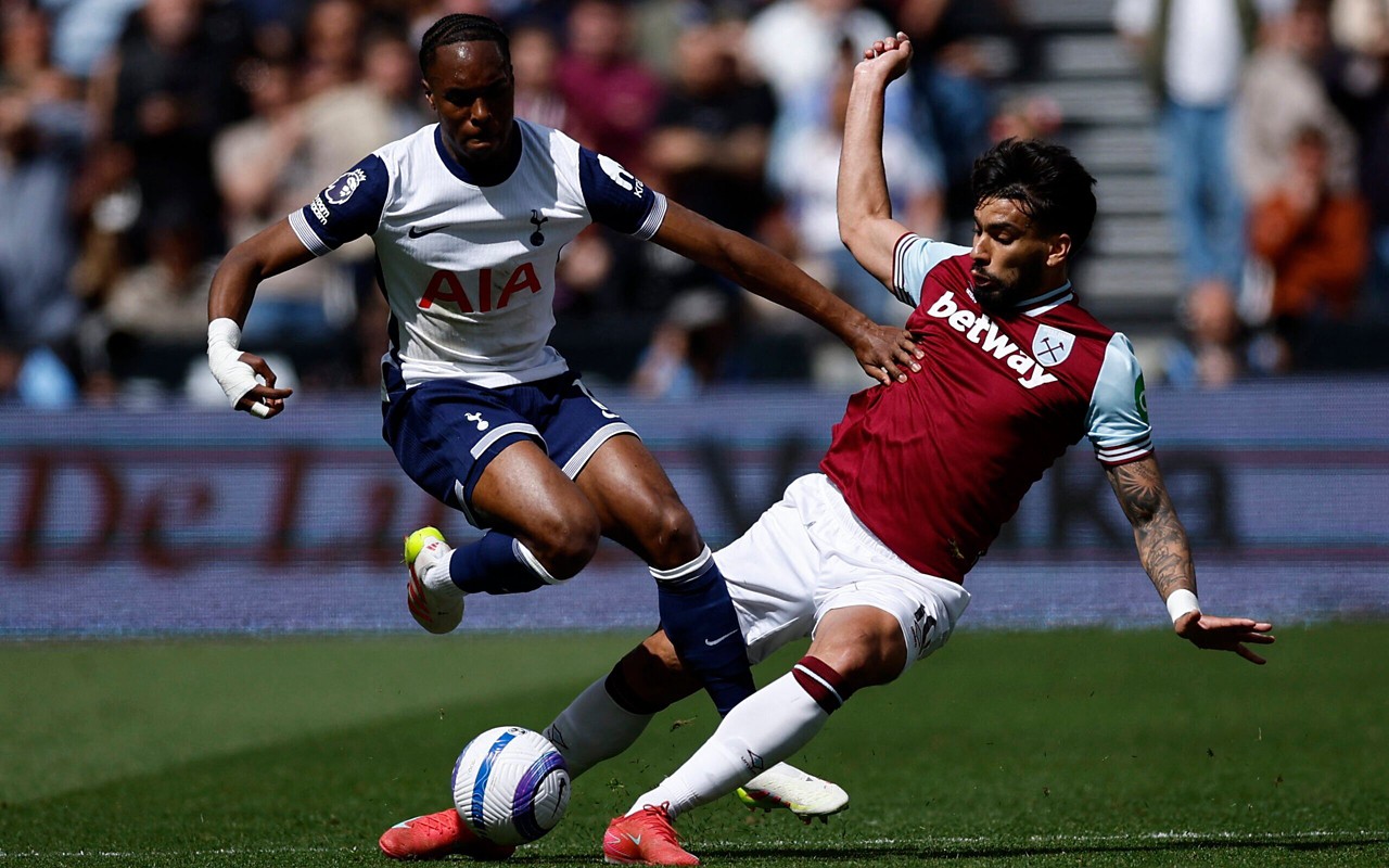 Lucas Paquetá em ação pelo West Ham contra o Tottenham, pela Premier League (Foto: Benjamin Cremel/AFP)