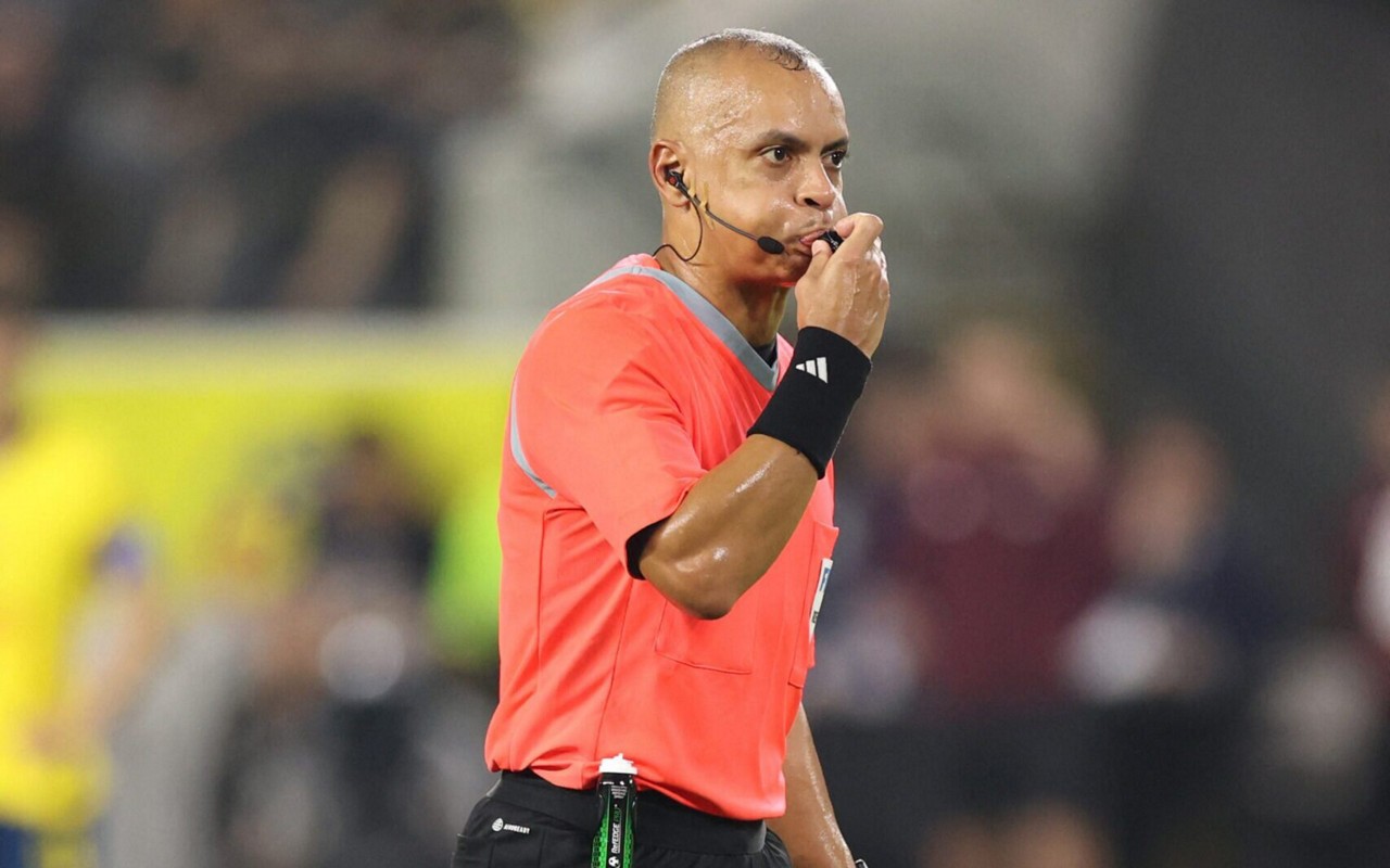 Wilton Pereira Sampaio foi o árbitro do jogo no Mundial (Foto: Luke Hales/ North America / Getty Images via AFP)