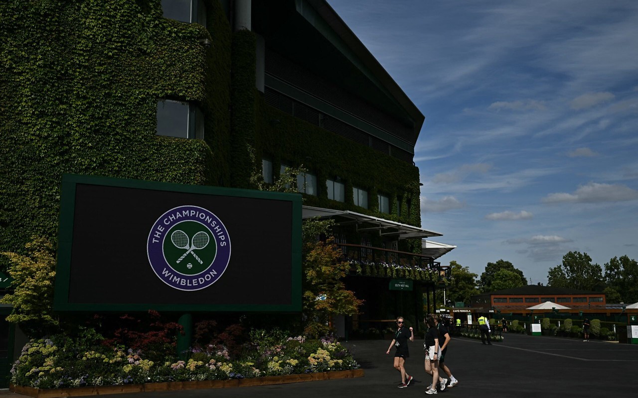 A icônica Quadra Central de Wimbledon, palco das maiores batalhas do tênis mundial. (Foto: Ben Stansall/AFP)