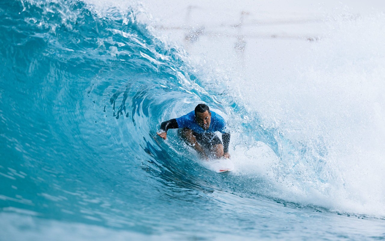 Italo Ferreira nas águas da piscina de Abu Dhabi, nos Emirados Árabes Unidos (Foto: Max Physick/World Surf League)