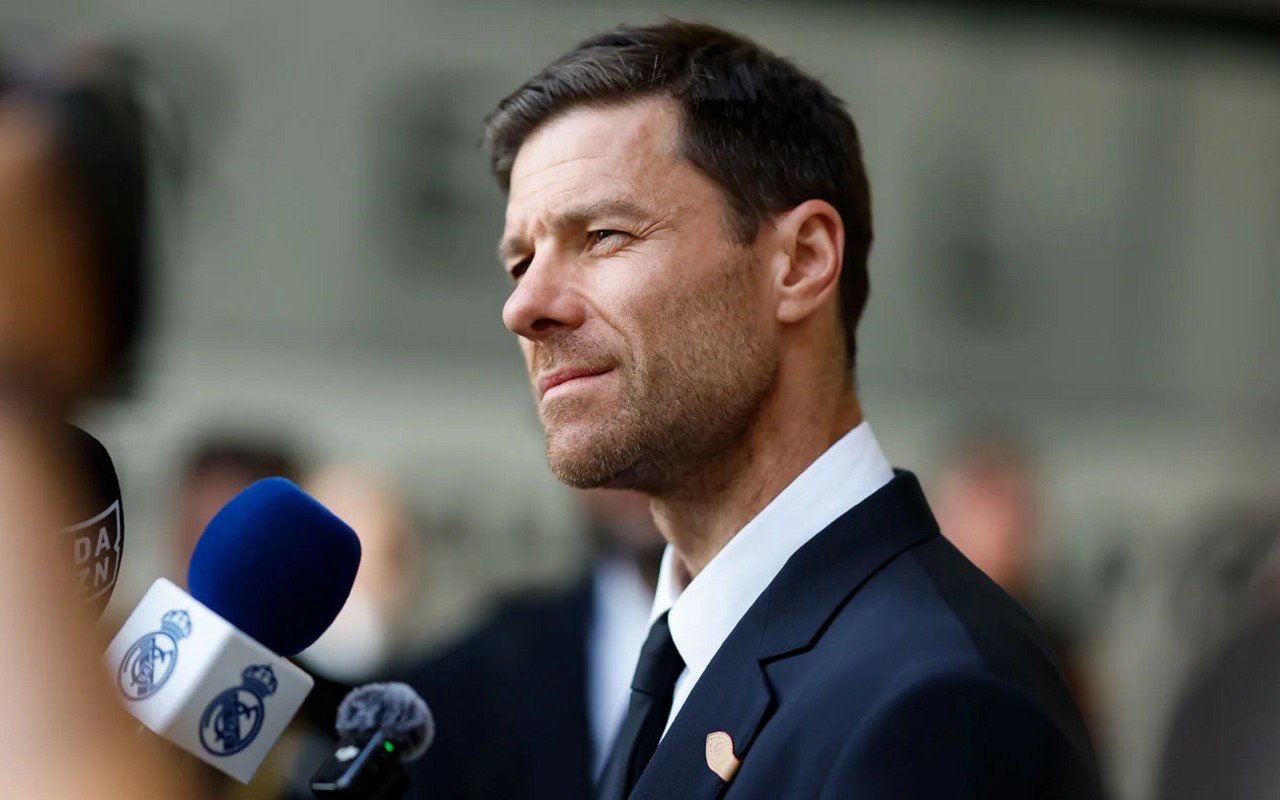 Xabi Alonso concede entrevista coletiva na chegada do Real Madrid para o Mundial de Clubes (Foto: Divulgação)