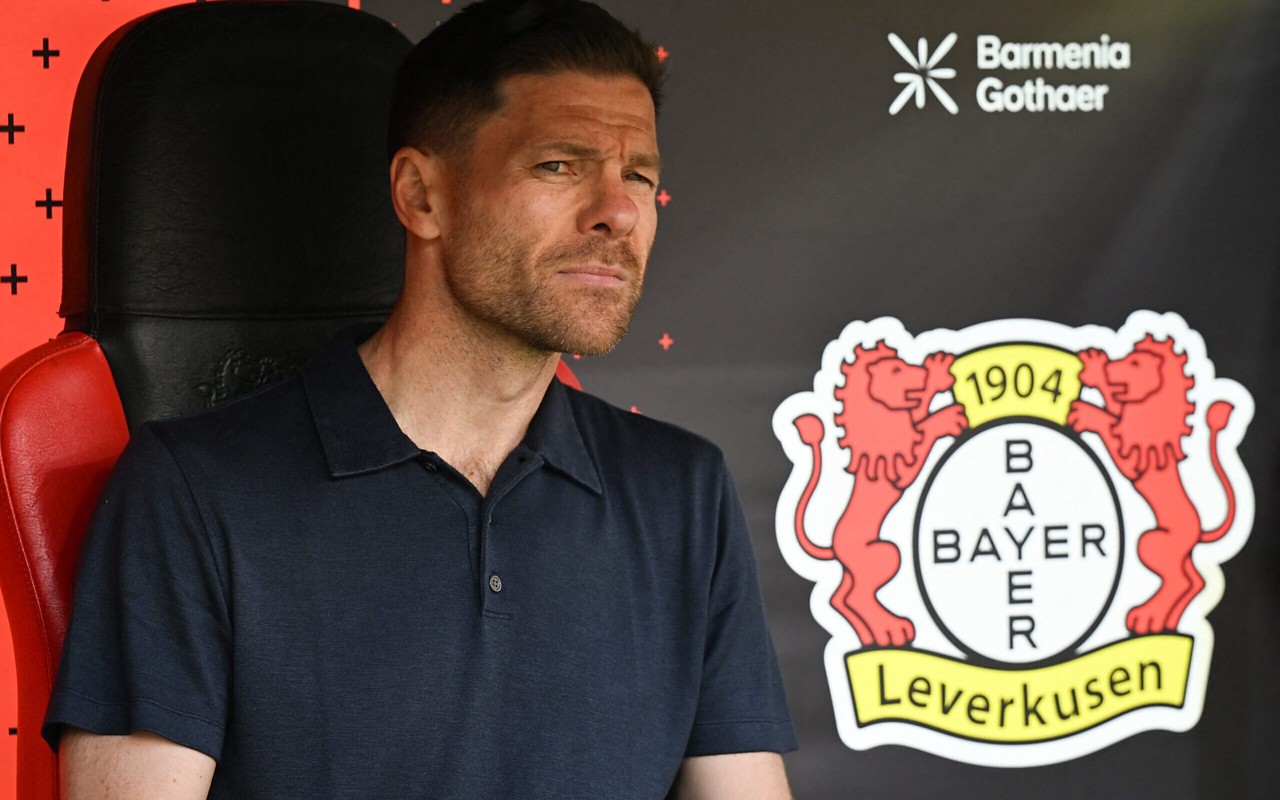 Especulado no Real Madrid, Xabi Alonso ocupa banco do Bayer Leverkusen durante jogo contra o Union Berlin (Foto: Ina Fassbender/AFP)