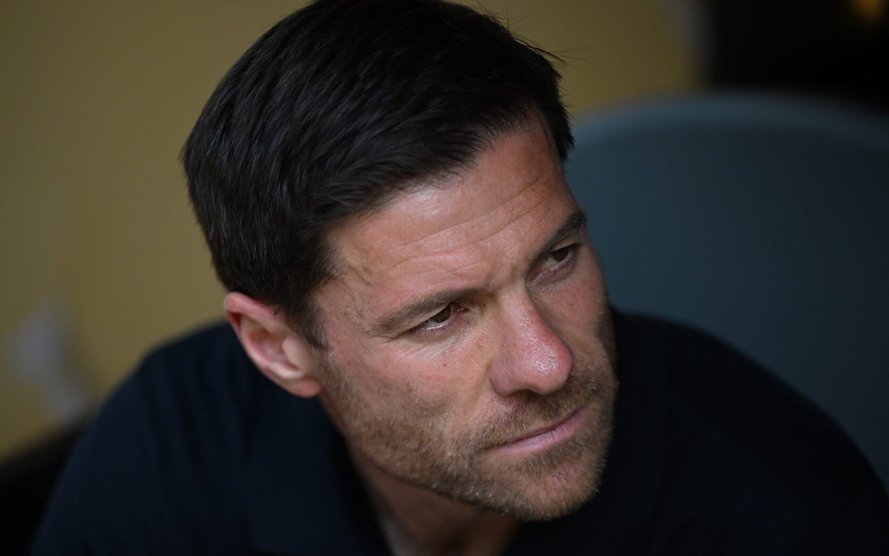Xabi Alonso no banco de reservas durante Real Madrid x Al-Hilal, no Mundial (Foto: Patricia De Melo Moreira/AFP)