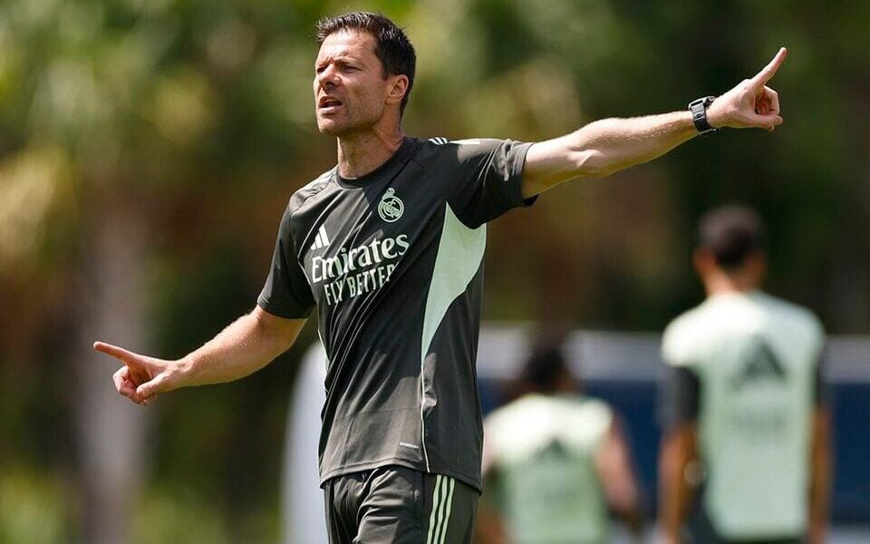 Xabi Alonso comanda treino do Real Madrid antes da estreia no Mundial de Clubes (Foto: Divulgação)