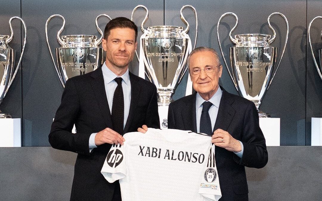 Xabi Alonso posa para primeira foto oficial como técnico do Real Madrid (Foto: Reprodução)