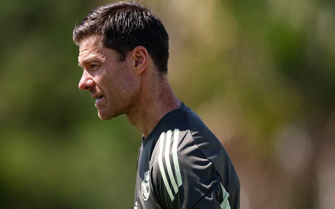Xabi Alonso observa treino do Real Madrid às vésperas da estreia no Mundial de Clubes