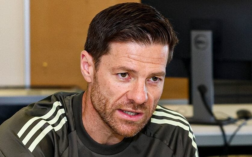 Xabi Alonso concede entrevista coletiva na chegada do Real Madrid para o Mundial de Clubes (Foto: Divulgação)