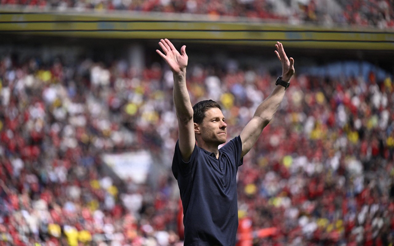 Futuro técnico do Real Madrid, Xabi Alonso agradece torcida do Bayer Leverkusen em último jogo em casa (Foto: Ina Fassbender/AFP)