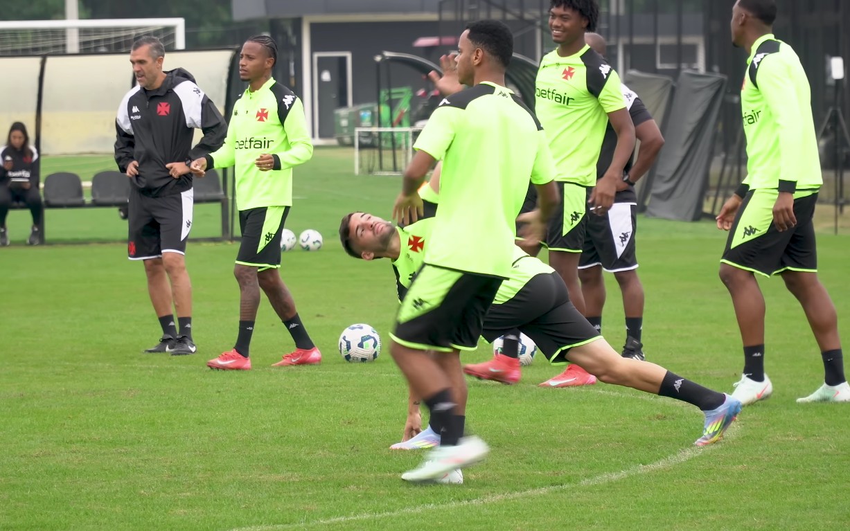 Riquelme foi reintegrado por Diniz (Foto: Reprodução/VascoTV)