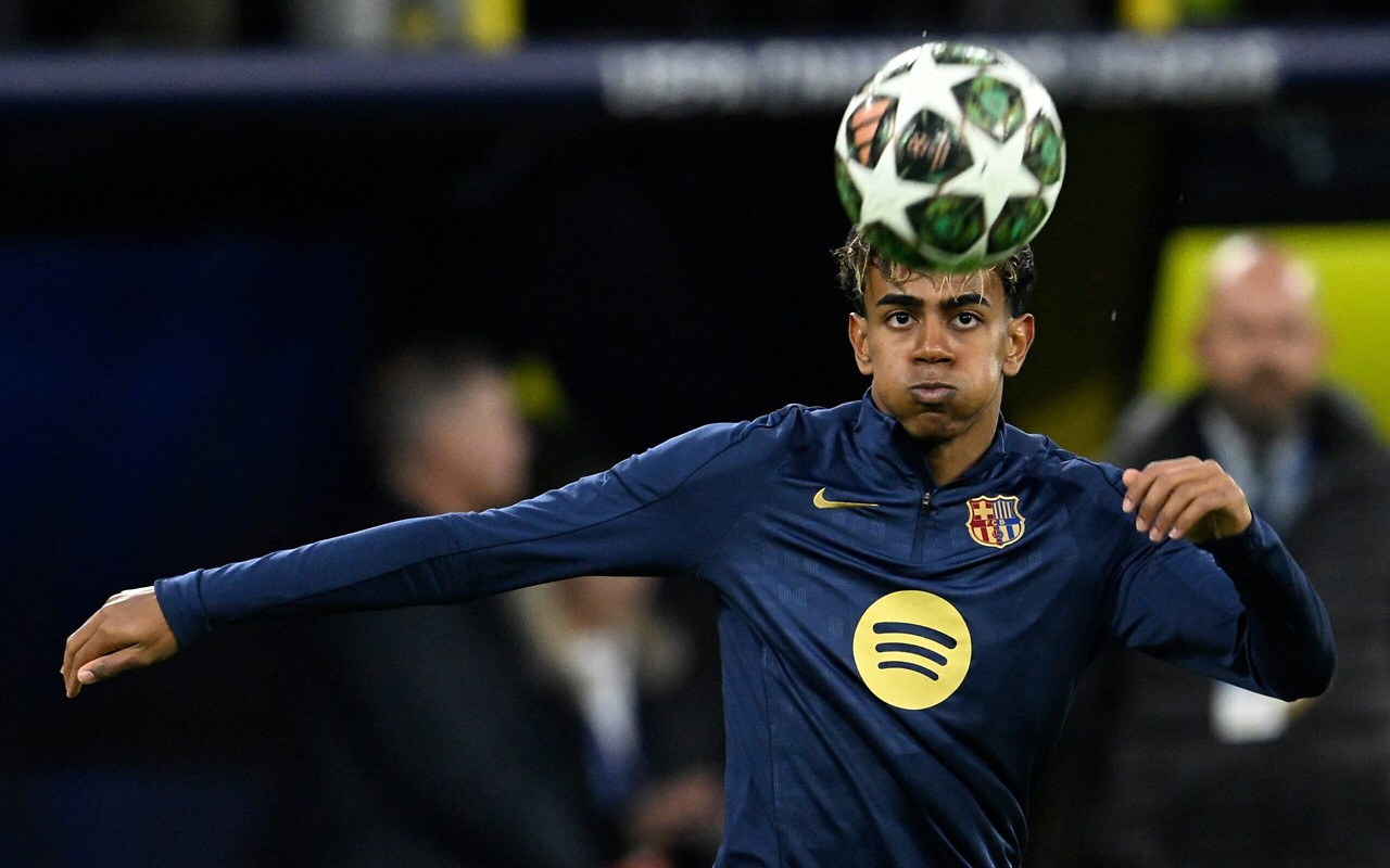 Lamine Yamal, do Barcelona, se torna jogador mais novo a marcar 3 gols no El Clásico. (Foto: INA FASSBENDER / AFP)