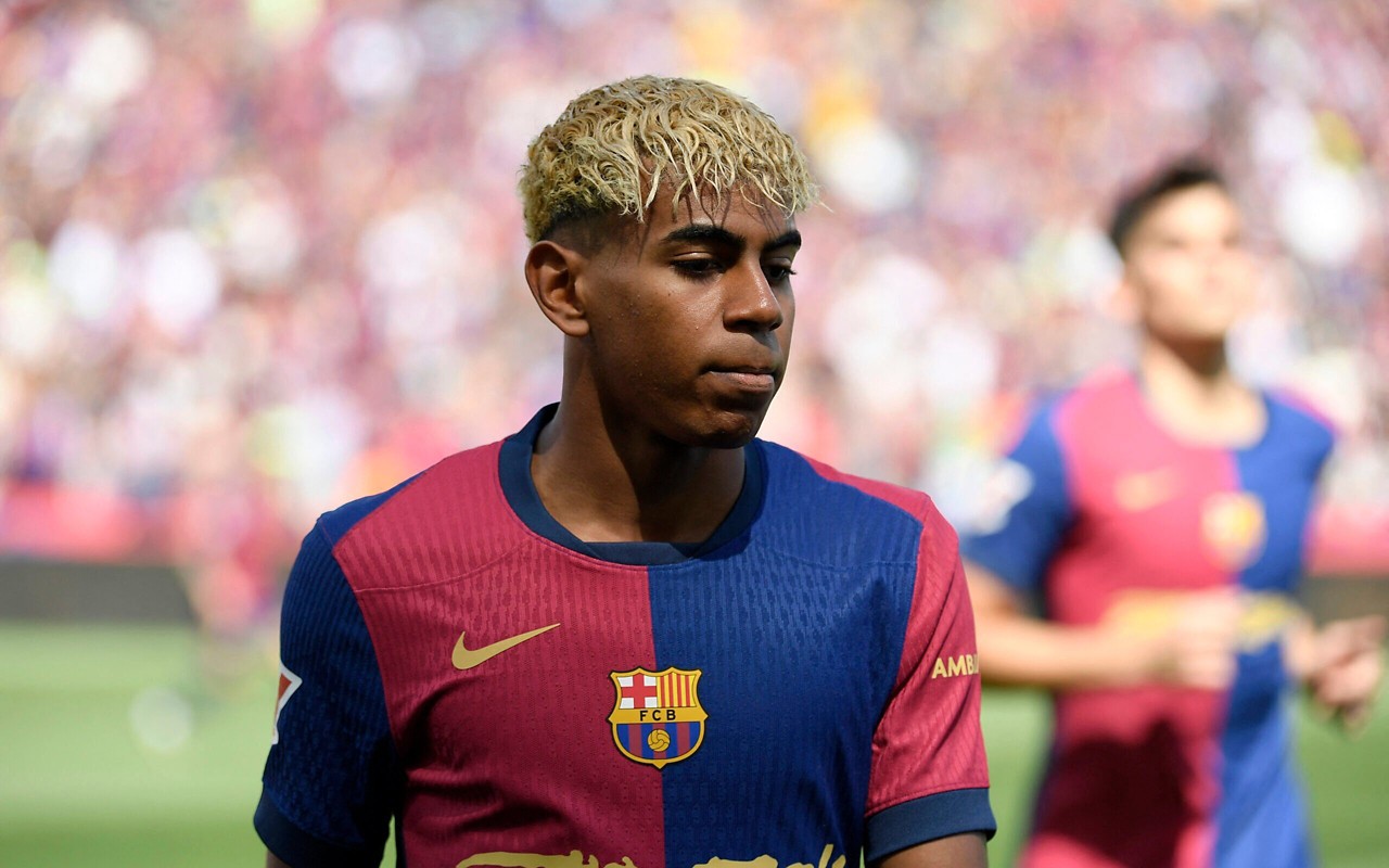 Lamine Yamal em ação no duelo entre Barcelona e Real Madrid, por La Liga (Foto: Josep Lago/AFP)