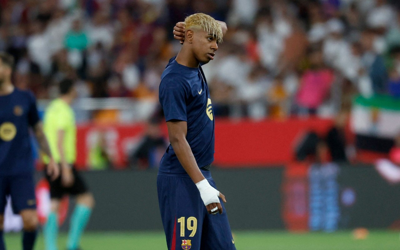 Lamine Yamal em aquecimento antes de Barcelona x Real Madrid, pela Copa do Rei (Foto: Pierre-Philippe Marcou / AFP)