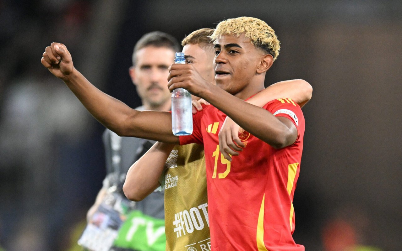 Yamal falou sobre Cristiano Ronaldo depois do confronto com a França na Nations League (Foto: Thomas KIENZLE / AFP)