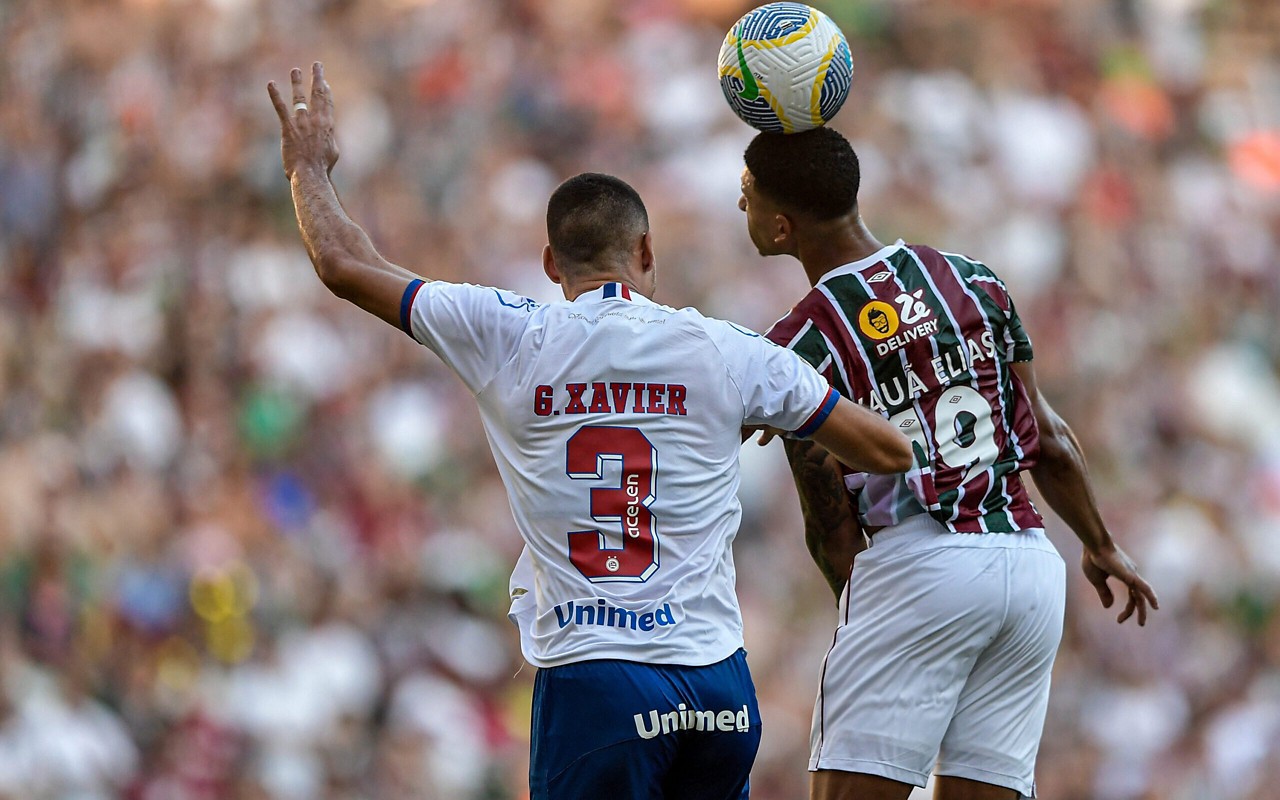 Gabriel Xavier em duelo aéreo contra Kauã Elias, do Fluminense (Foto: Thiago Ribeiro/AGIF)