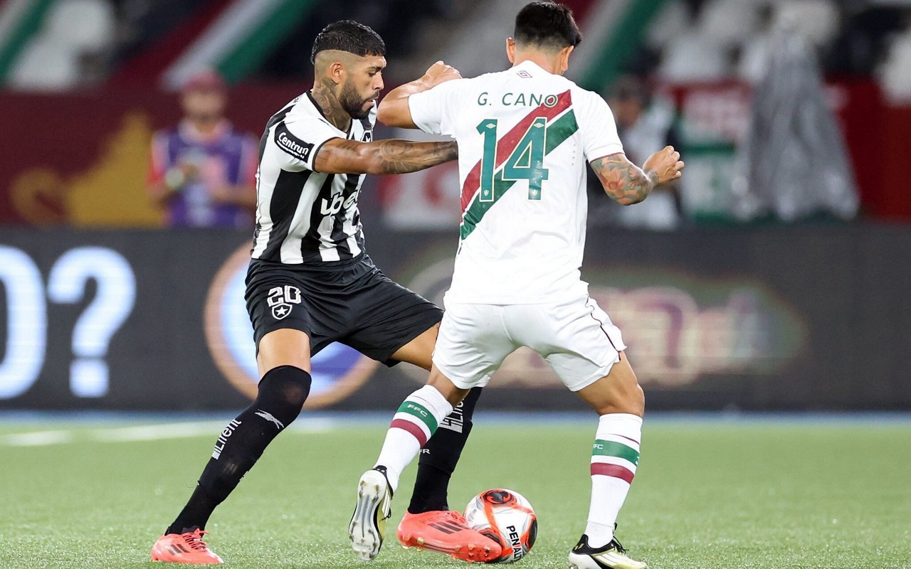 Alexander Barboza, zagueiro do Botafogo, em disputa com Cano (Foto: Vitor Silva/Botafogo)