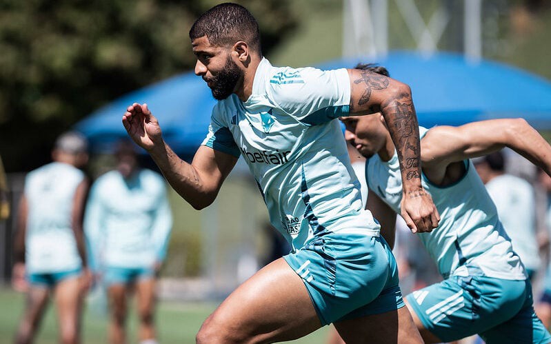 Zagueiro João Marcelo foi liberado para os treinos normais com os companheiros na Toca da Raposa (Foto: Gustavo Aleixo/Cruzeiro)